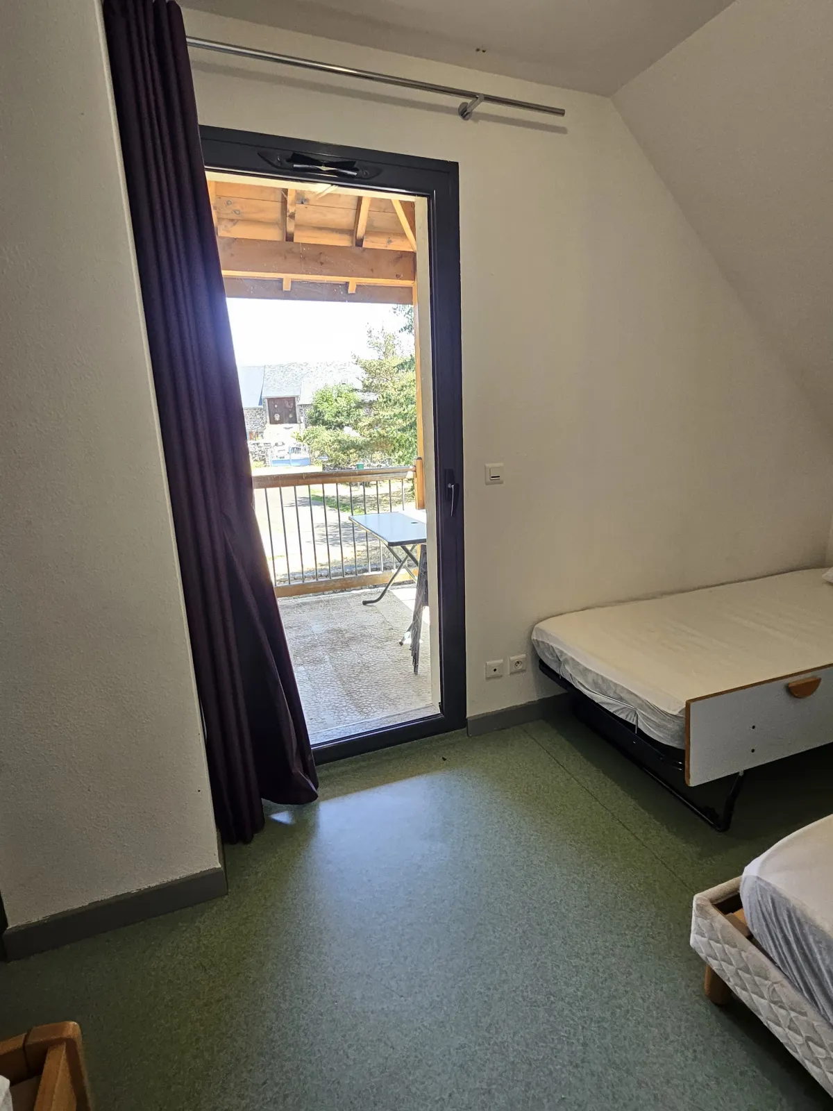 Chambre avec accès balcon du gîte d’étape La Pinatelle, Cantal