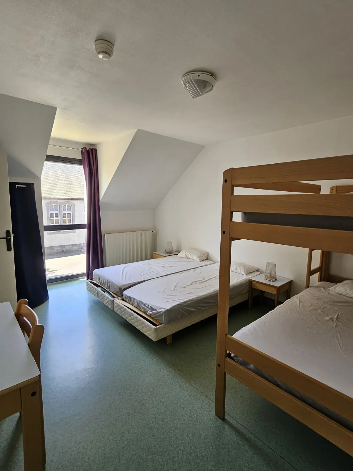 Chambre familiale sous les combles avec lits superposés et lit double, gîte La Pinatelle