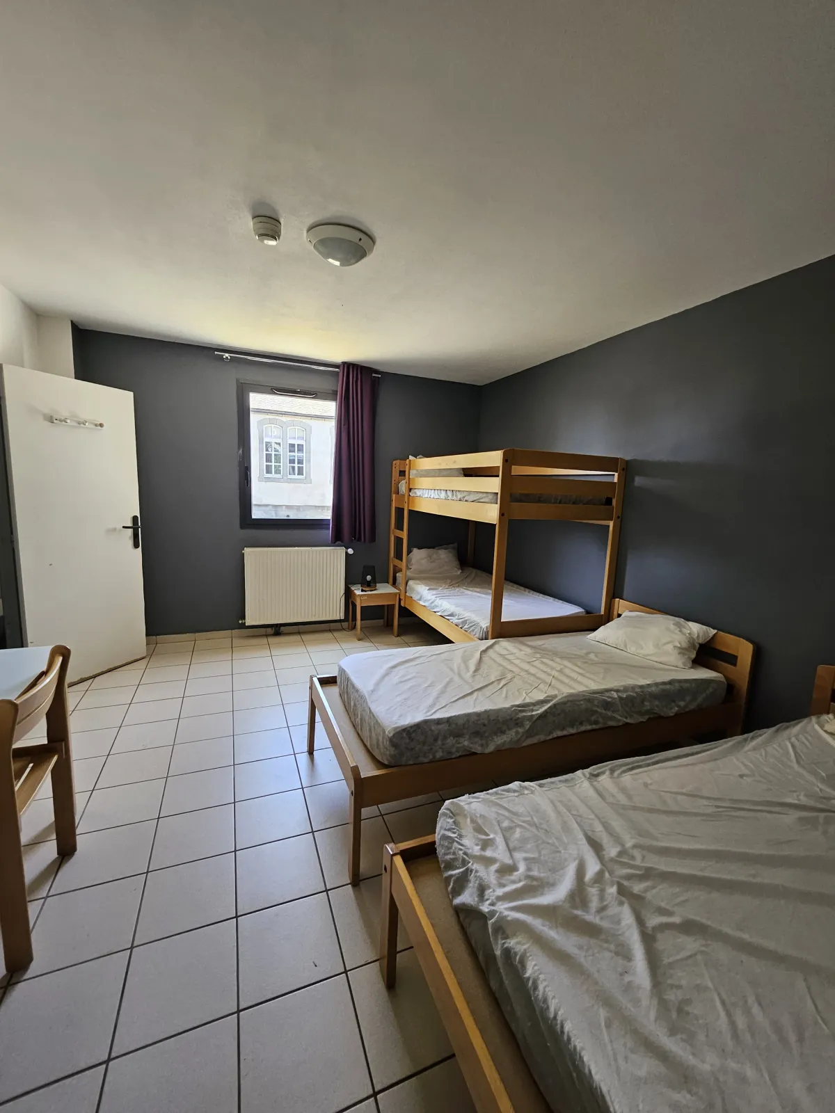 Chambre avec lits superposés du gîte d’étape La Pinatelle