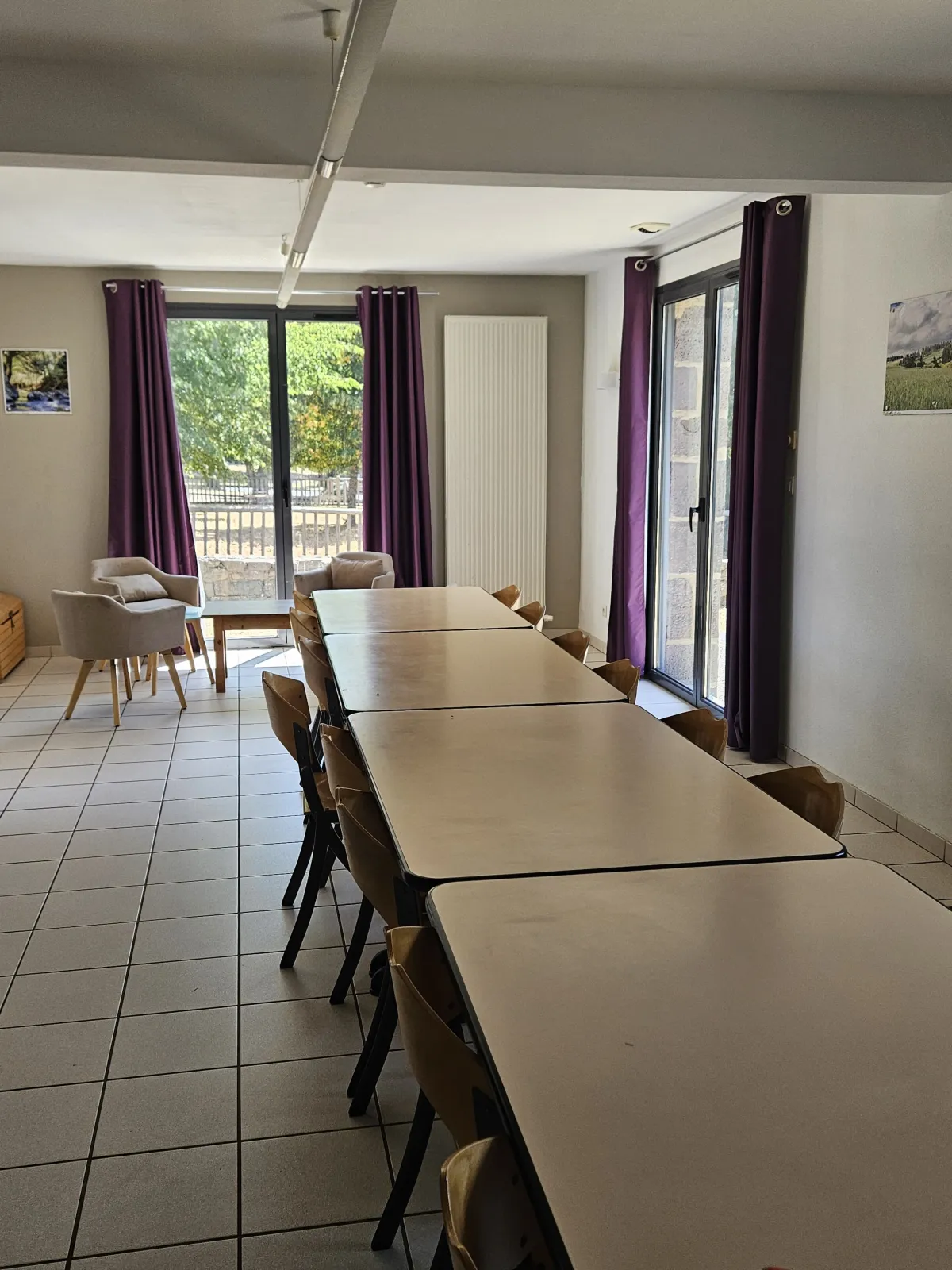Grande salle à manger commune du gîte d’étape La Pinatelle